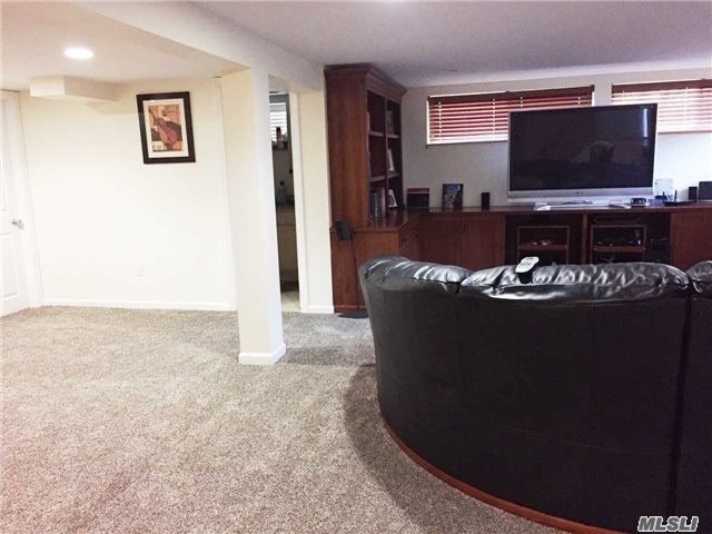 Building Photo - 500 Golf Ct