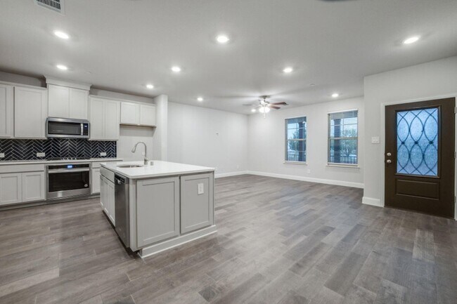 Building Photo - 7833 Sunset Blvd