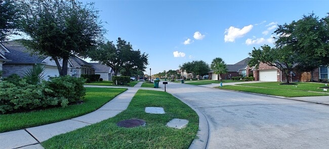 Foto del edificio - 10203 Ripple Lake Dr