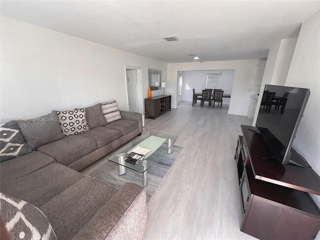 Foto del edificio - 3361 NW 5th Pl