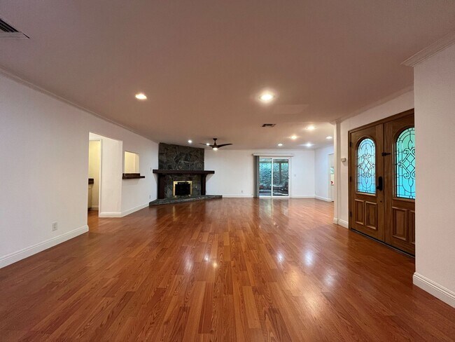 Building Photo - MOVE-IN READY! Chatsworth 3+2 w/open floor...