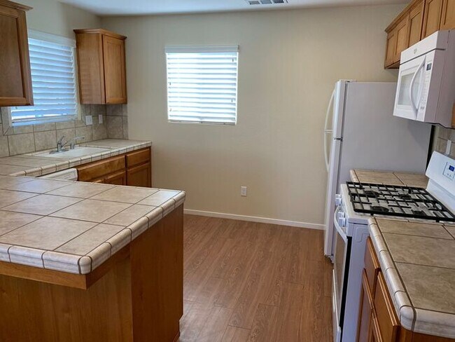 Building Photo - Like new upstairs apartment! Middle Unit!