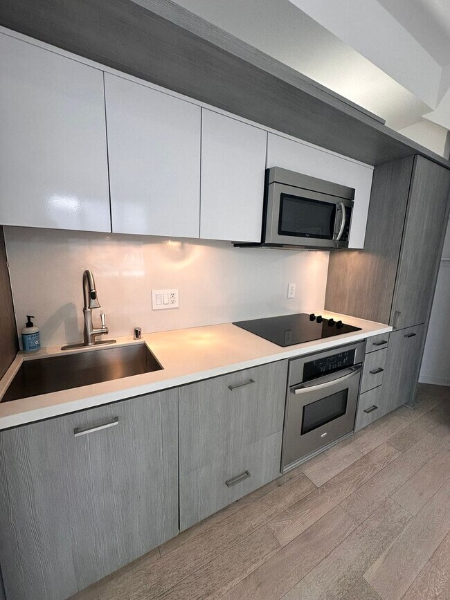 Building Photo - DOWNTOWN GEM - Two-level loft with private...