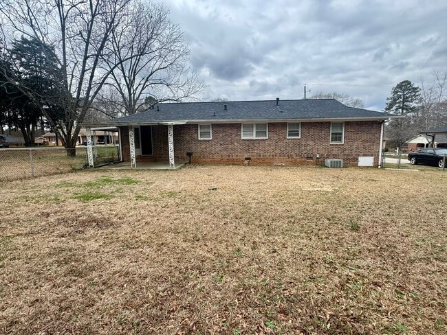 Building Photo - 318 Leola Dr