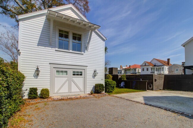 Foto del edificio - 28-B Charlotte Street- Amazing One Bedroom/Two Bathroom Freestanding Home