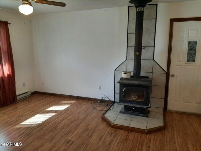 Building Photo - 306 Red Oak Ln