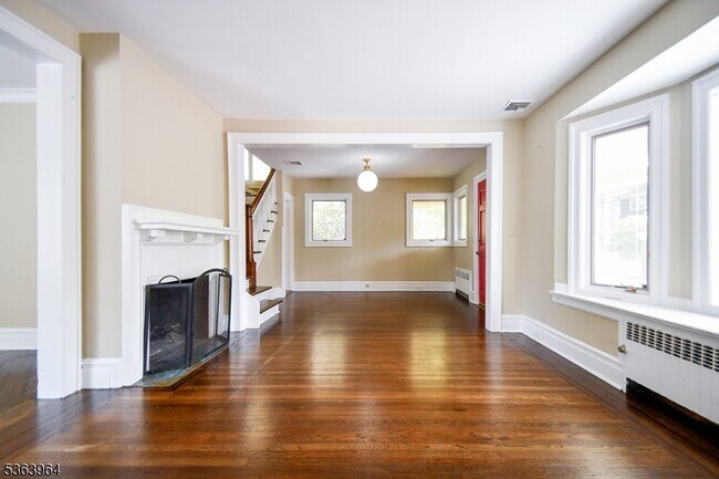 Foto del edificio - 8 Inwood Pl