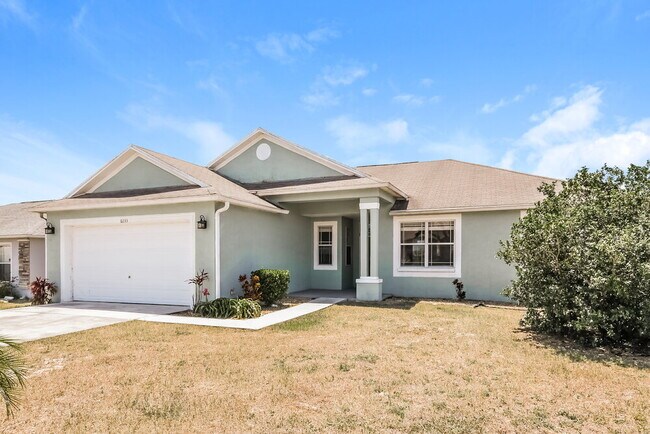 Foto del edificio - 6033 Live Oak Dr