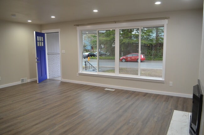 Building Photo - 12755 Phinney Ave N