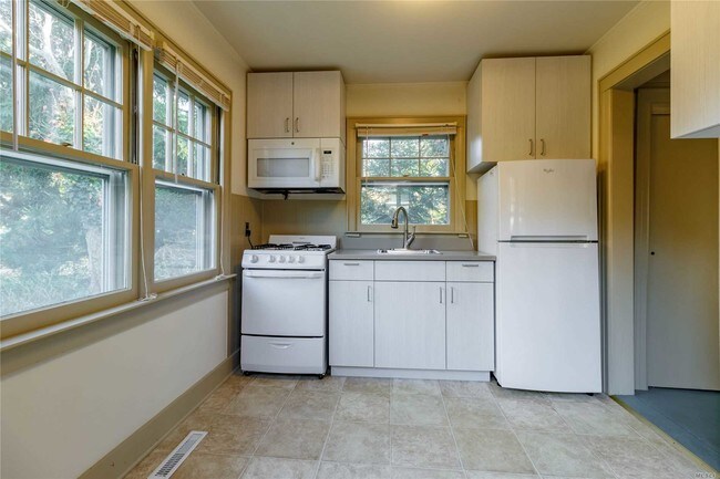 Building Photo - 5 Sylvan Ln
