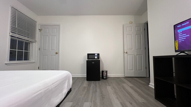 Building Photo - 301 Winners Cir S