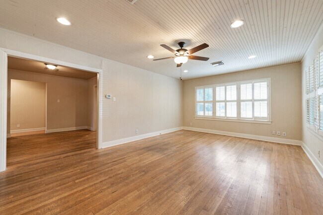 Foto del edificio - 921 E 37th St