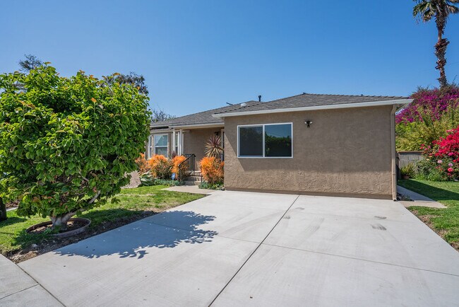 Building Photo - 5343 Blanco Way