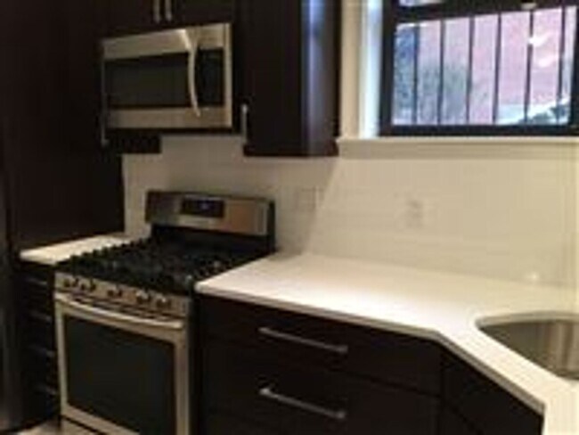 Foto del edificio - Garden Level Unit. No Brokers Fee, No Security Deposit, Heat and Hot Water Included, Elevator, La...
