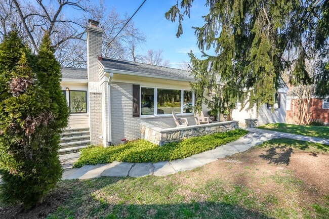 Building Photo - 5128 Linnean Terrace NW