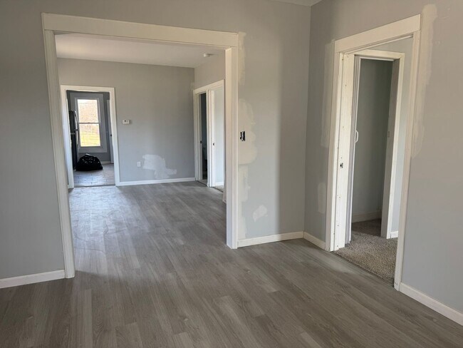 Foto del edificio - Fully Updated 3 Bedroom - 1 bathroom - $1,375