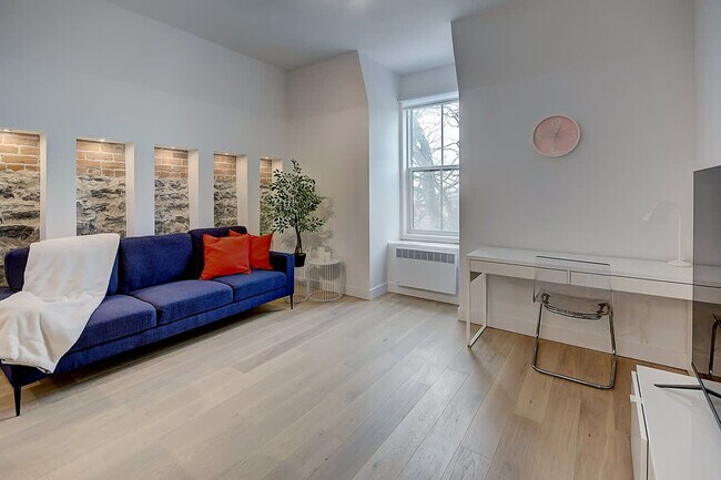 Building Photo - 2310 Rue Sainte-Catherine E