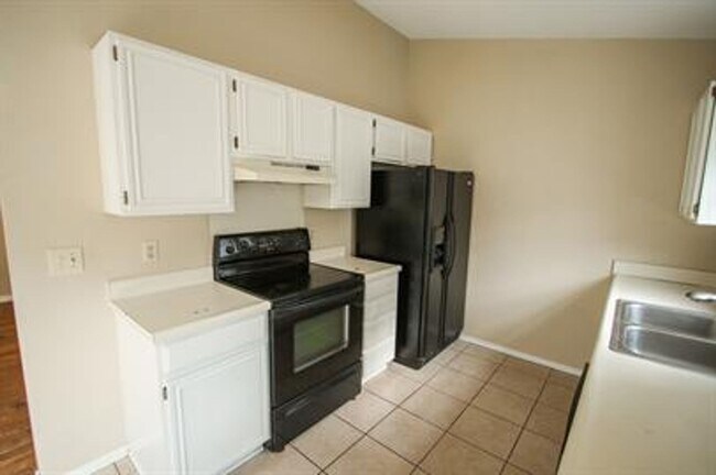 Building Photo - Great location! Amazing home in Fayetteville!