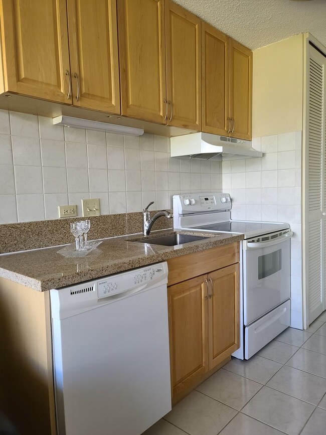 Building Photo - 2 bedroom FULLY FURNISHED Condo with Parki...