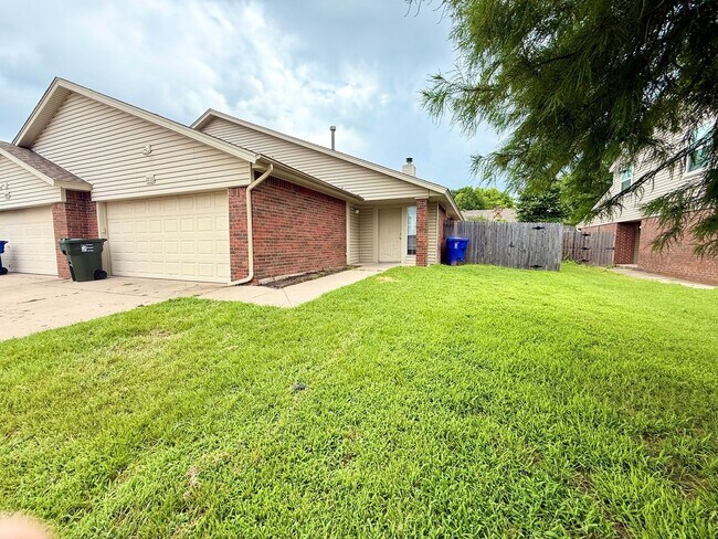 Building Photo - Half duplex in a fantastic location!