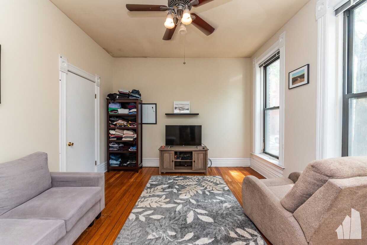 Primary Photo - 1102 N Marshfield Ave