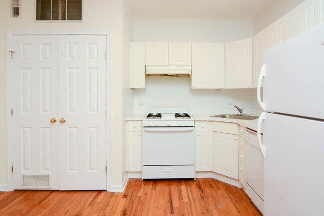 Building Photo - 909 W Dakin St