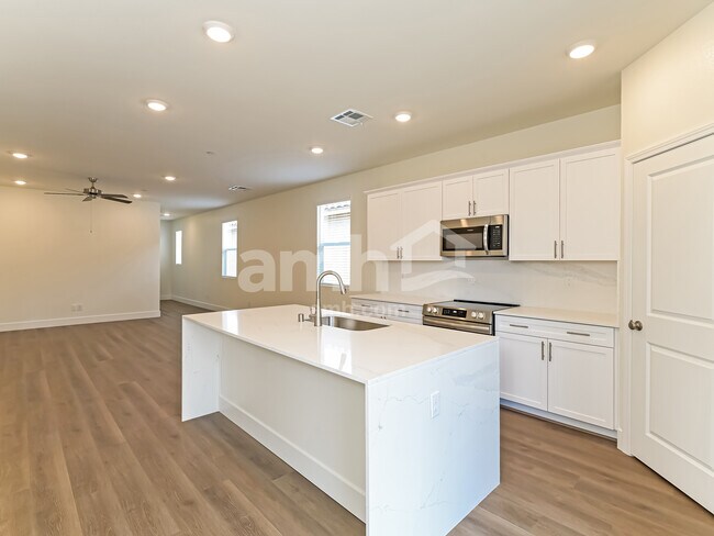 Foto del edificio - 529 Sacred Lotus Pl