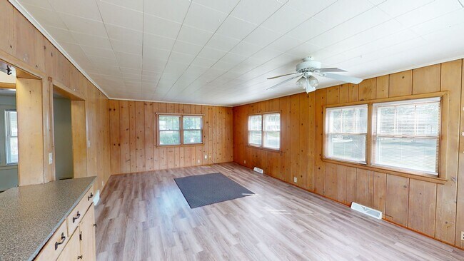 Foto del edificio - 4 Bedroom House Available August 1st, 2026