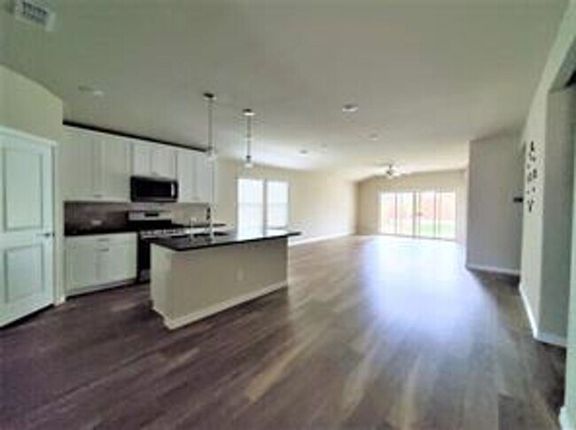 Foto del edificio - 3 Bedroom with Flex Space Available NOW!