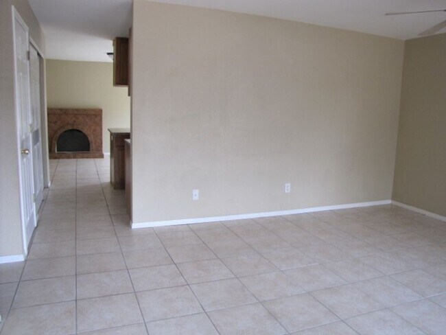 Foto del edificio - 4BR/2BA/1CG, 1374 sq.ft., w/central A/C in Sierra Vista, AZ