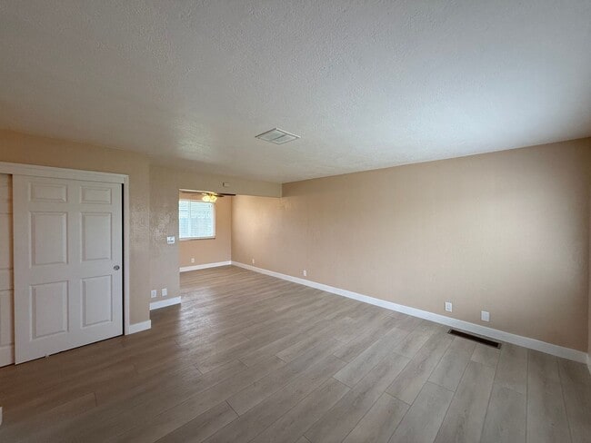 Building Photo - 3 bedroom single story in Manteca!