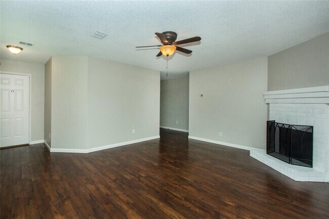 Building Photo - 2224 Maple Dr