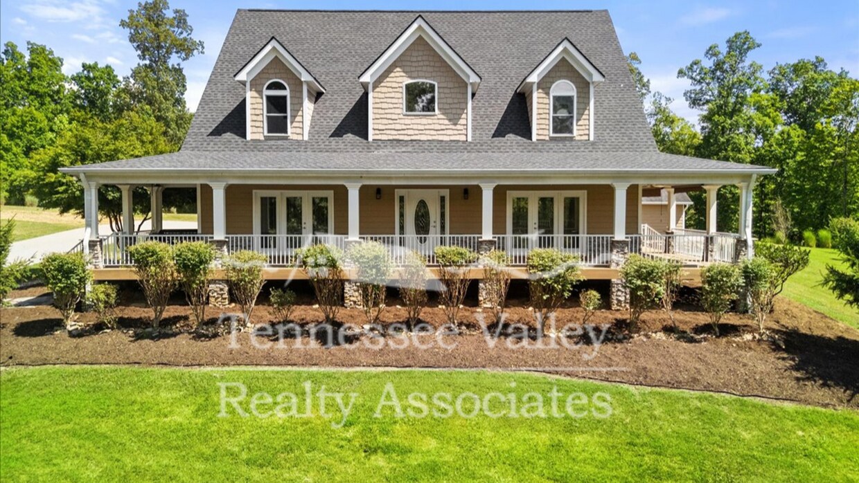 Foto principal - Charming and Private 4-Bedroom, 2.5-Bath H...