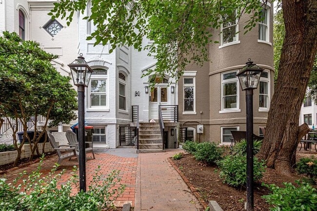 Building Photo - Recently Renovated 1 Bedroom + Den in the ...