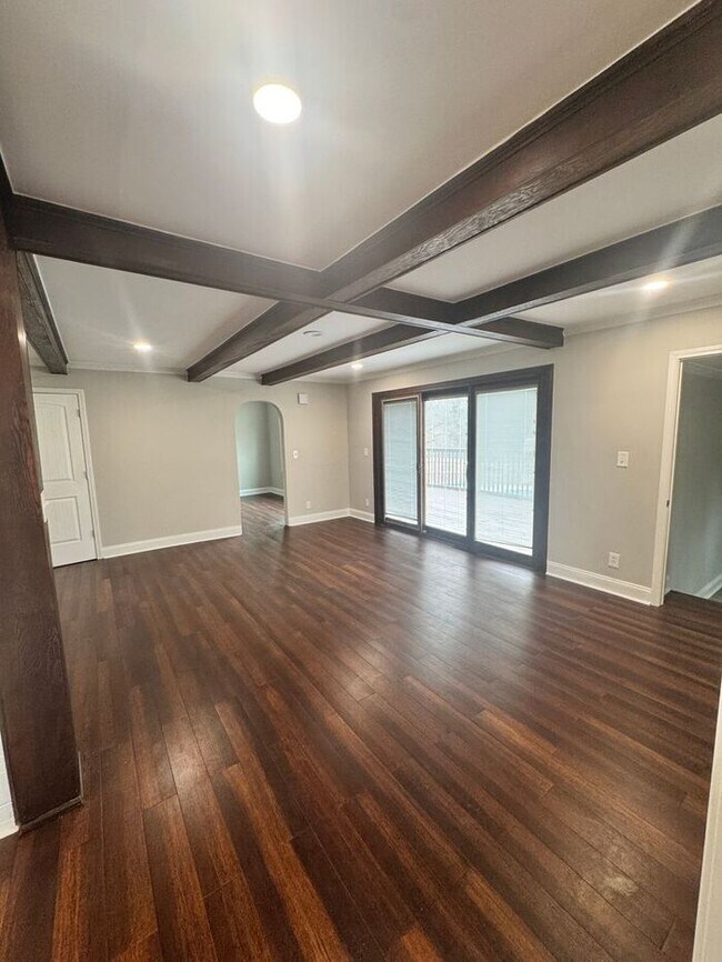 Foto del edificio - 4 bedroom 2.5 bath with large yard and in ground pool