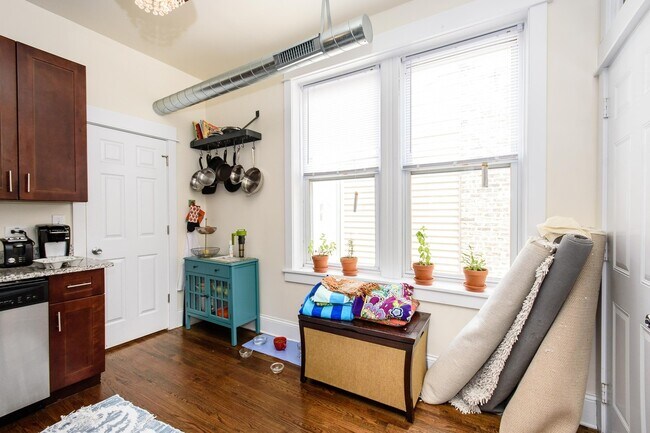 Foto del edificio - Top Floor 2bd/1bth Ukrainian Village, Avail August 1st!