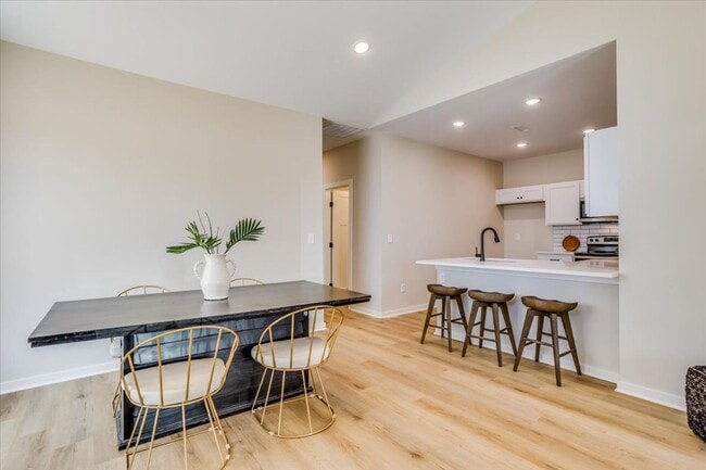 Building Photo - Pineway Maxwell Plan