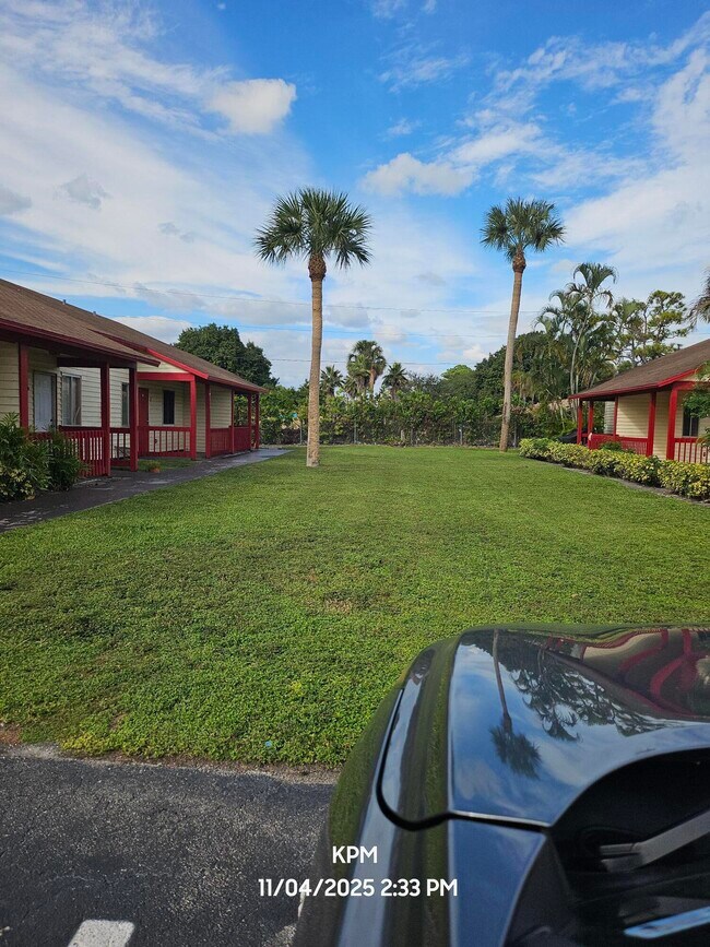 Foto del edificio - 1305 Rosewood Villa Ln