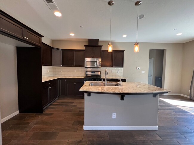 Building Photo - 3 bedroom, 2 1/2 bathroom home located in ...