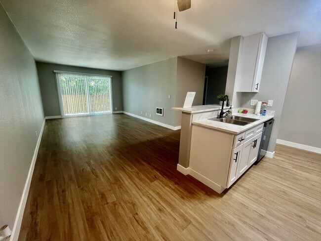 Foto del edificio - 941 Lewelling Blvd