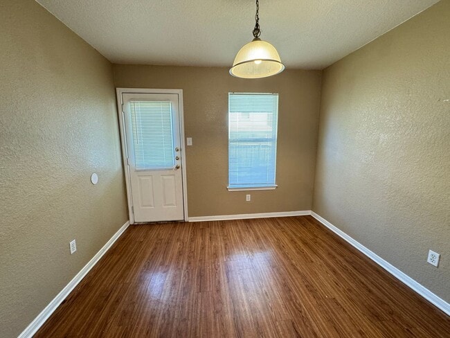 Foto del edificio - 1403 Dugger Cir