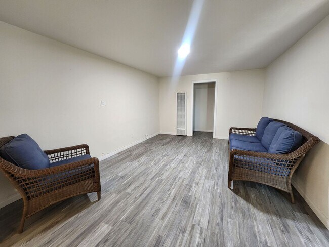 Building Photo - Move in Ready!! 3 Bedroom/2 bathroom