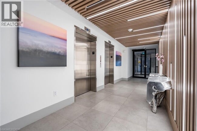 Building Photo - 422 N Service Rd