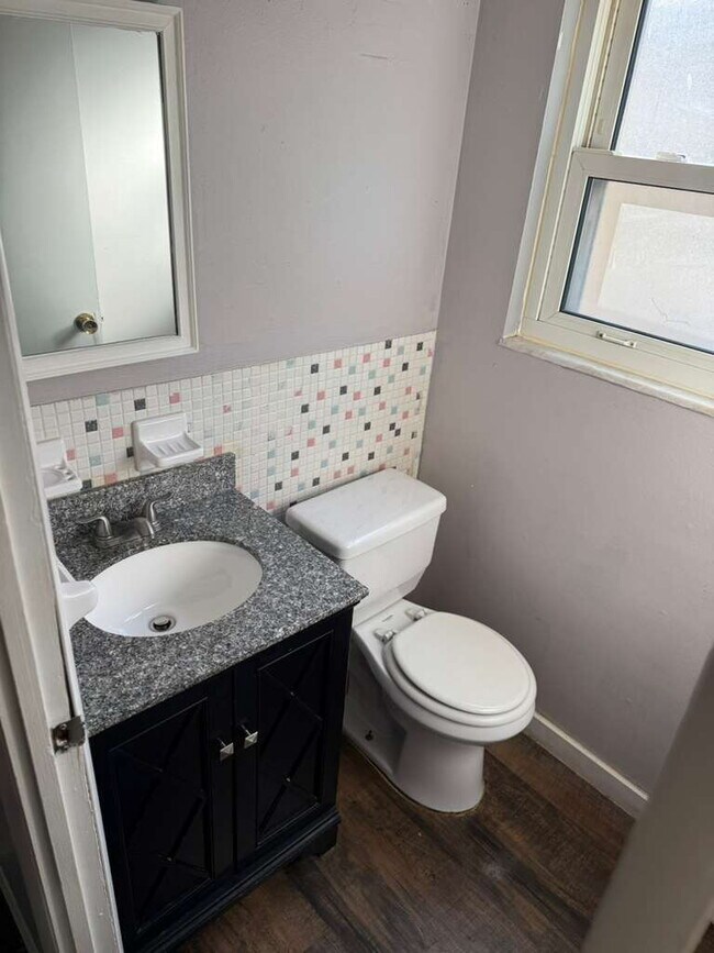 Foto del edificio - Charming 3-Bed, 1.5-Bath Home for Rent in ...