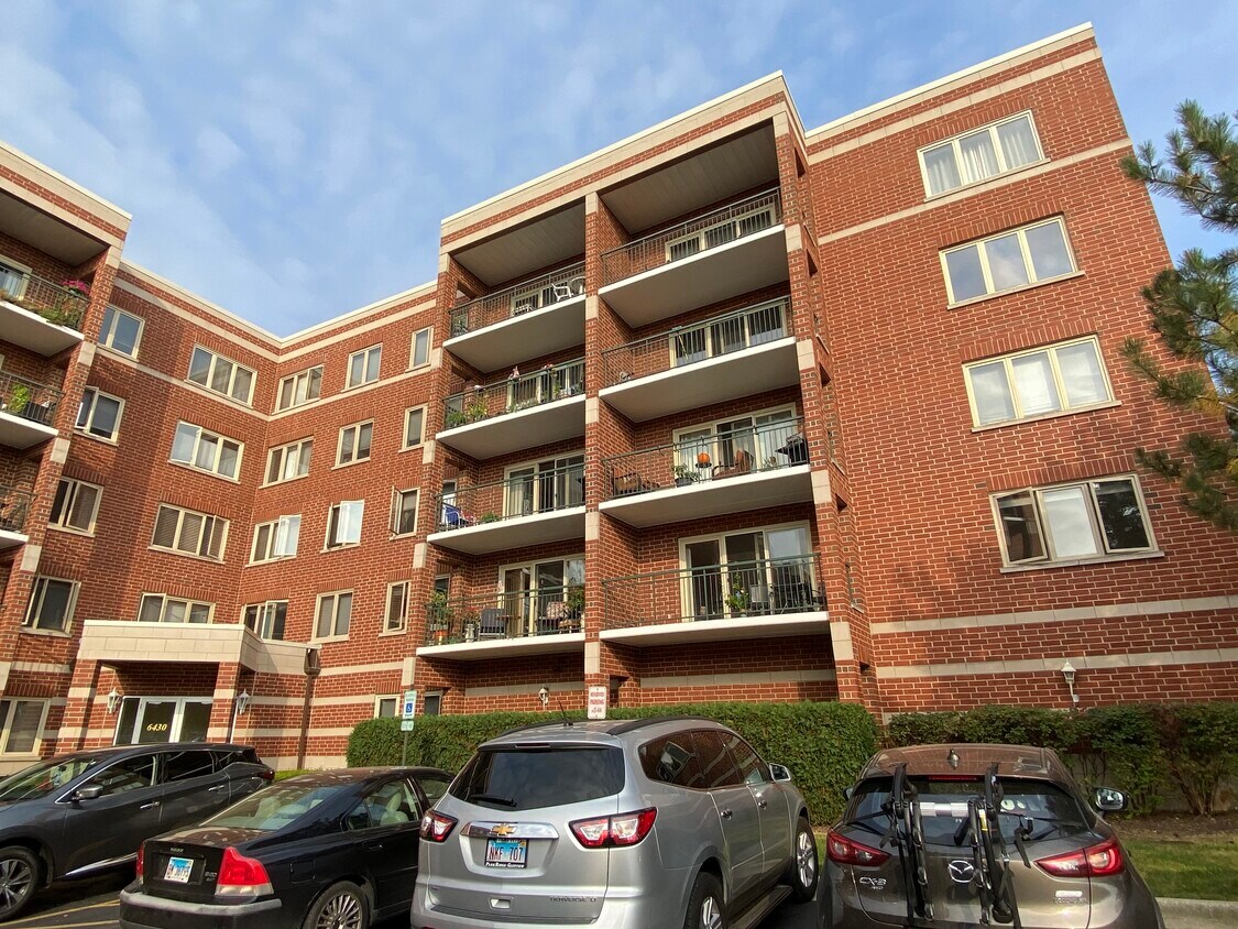Primary Photo - 6430 W Berteau Ave