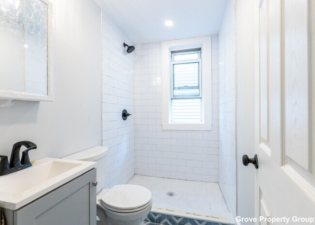 Building Photo - 207 L St