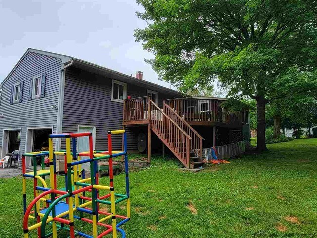 Building Photo - 10 Tina Dr