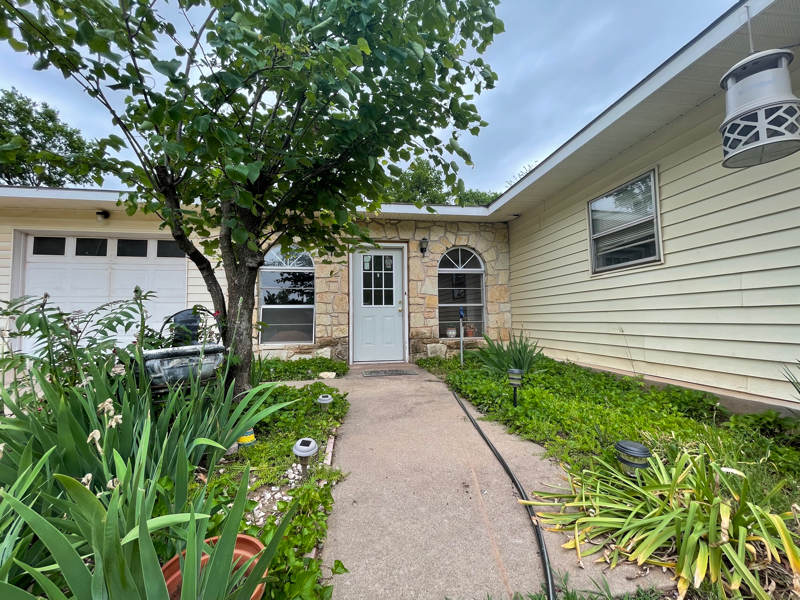 Foto principal - 106 W Burris Rd