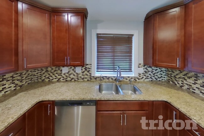 Foto del edificio - 1421 Redwood Dr
