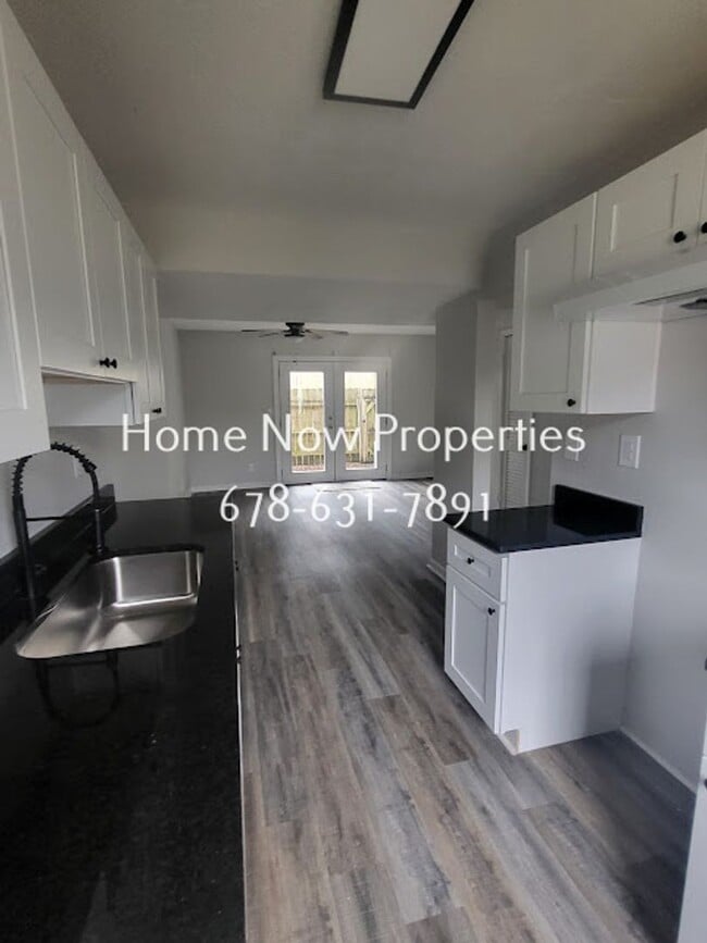 Foto del edificio - Modern Townhome w/ Granite Kitchen + Fenced Yard – Move-In Ready